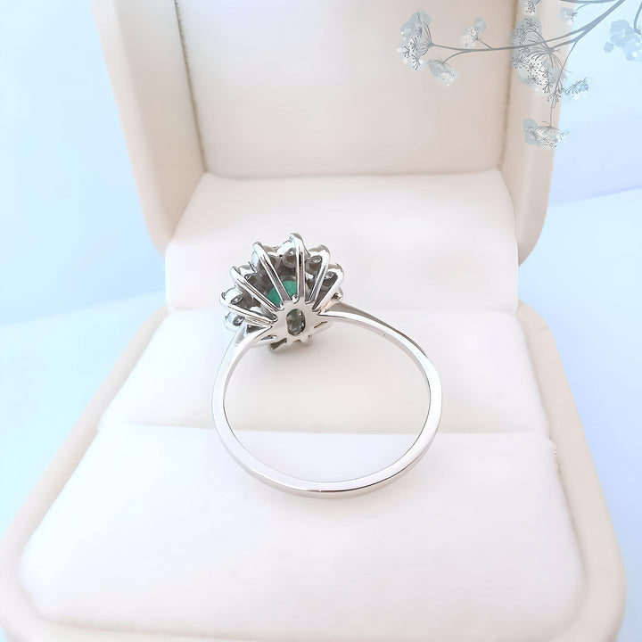 Bague marguerite vintage avec Emeraude et Diamants Or blanc 18 K (750°/°°) 18 carats