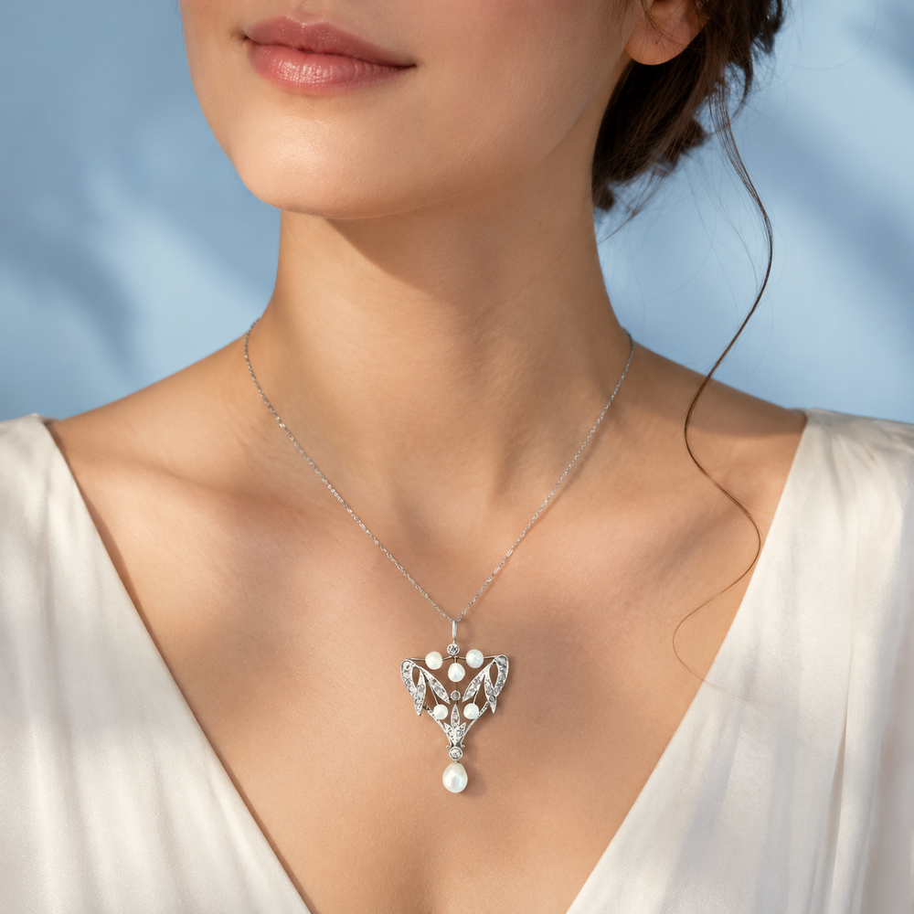 Collier Art Nouveau perles fines porté — pendentif stylisé or 18K