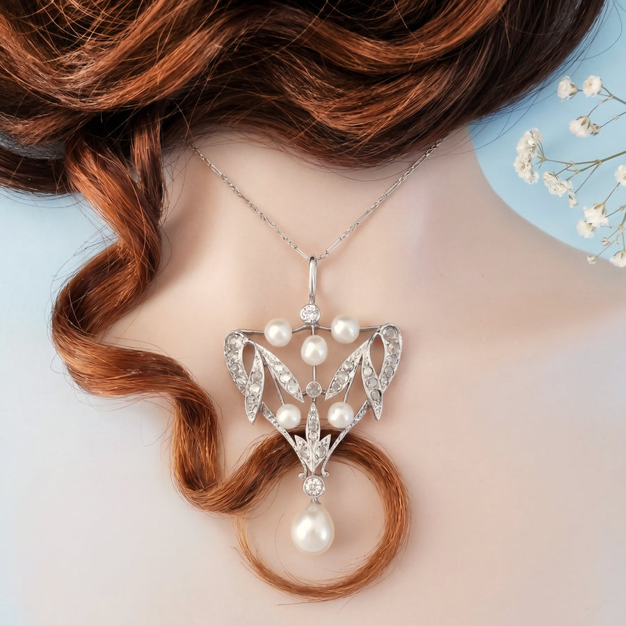Collier Art Nouveau perles fines porté — pendentif végétal or 18K