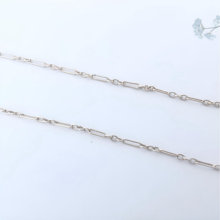Détail chaîne maille figaro or 18K — collier Art Nouveau perles fines