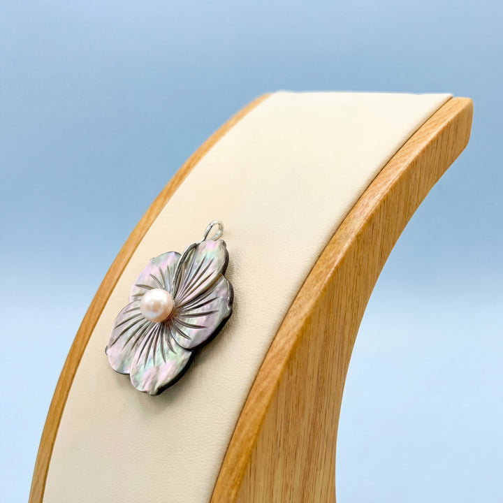photo du détail en profil Collier bijou en Nacre et Perle de Culture Or Blanc 18K 