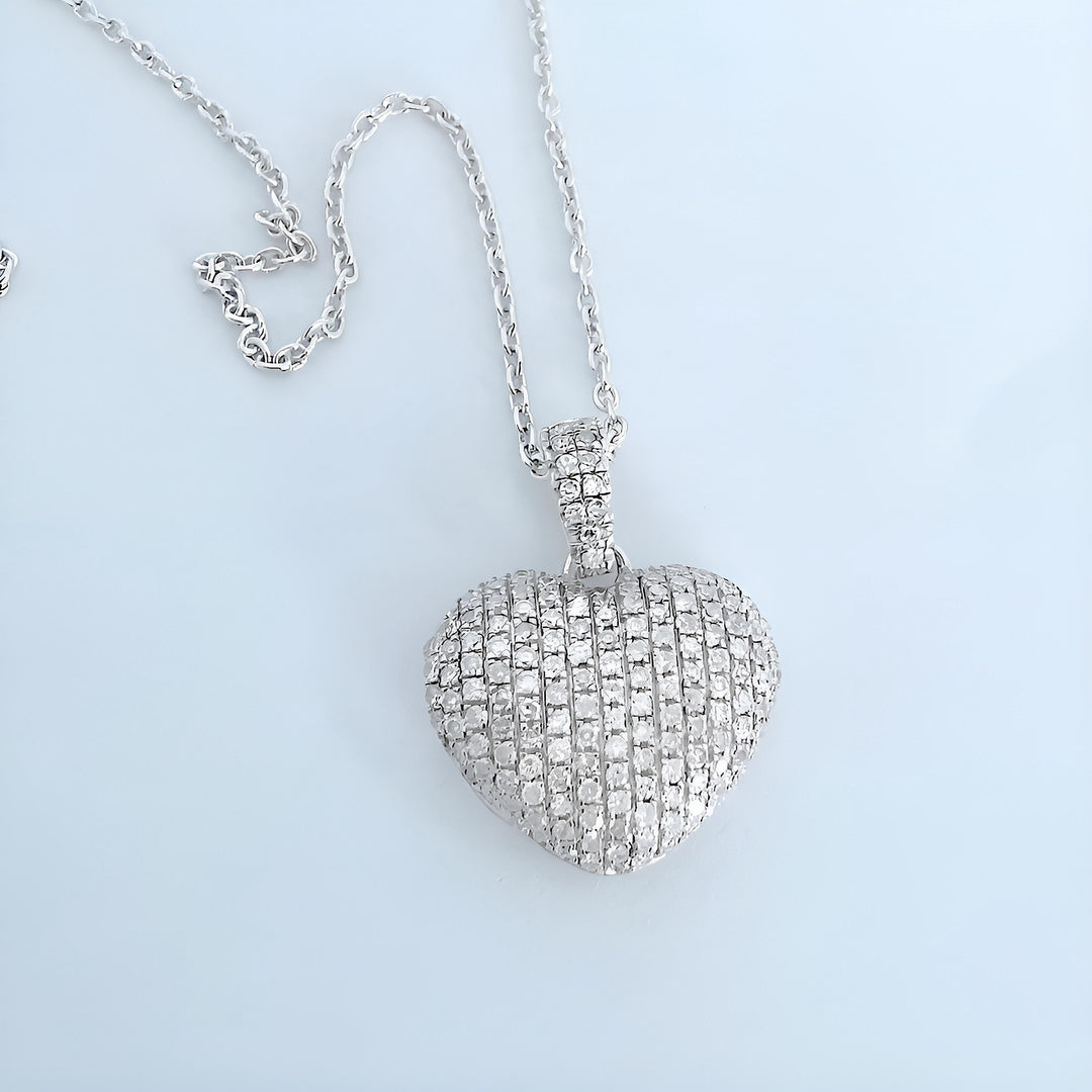 photo en macro Collier cœur pavé de diamants Or blanc 18K (750/1000) Signé MATY