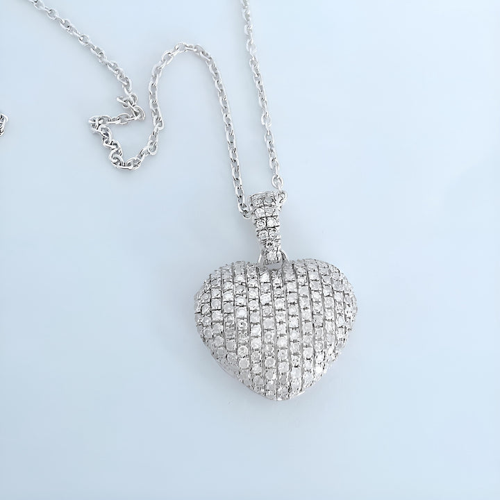 photo en macro Collier cœur pavé de diamants Or blanc 18K (750/1000) Signé MATY