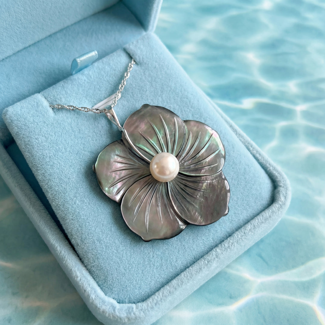 vue en macro Collier en Nacre et Perle de Culture Or Blanc 18K 