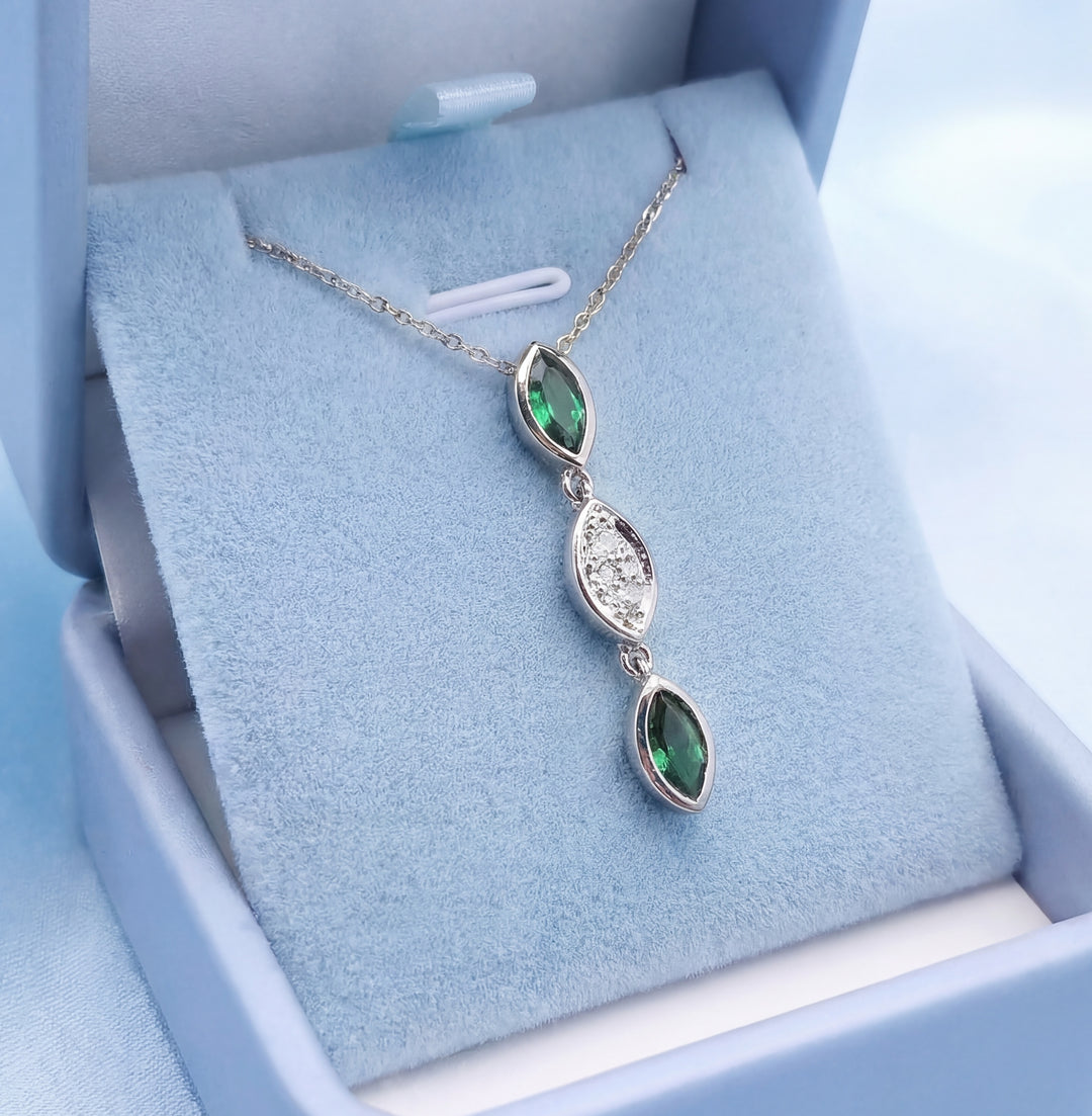 vue en écrin Collier Collier grenats verts diamants en  Or Blanc 18K 