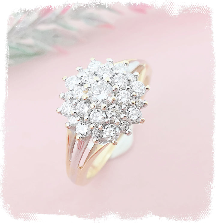 Bague Fleur / Diamants 0,66 ct / Or 18 K / 18 carats / (750°/°°)