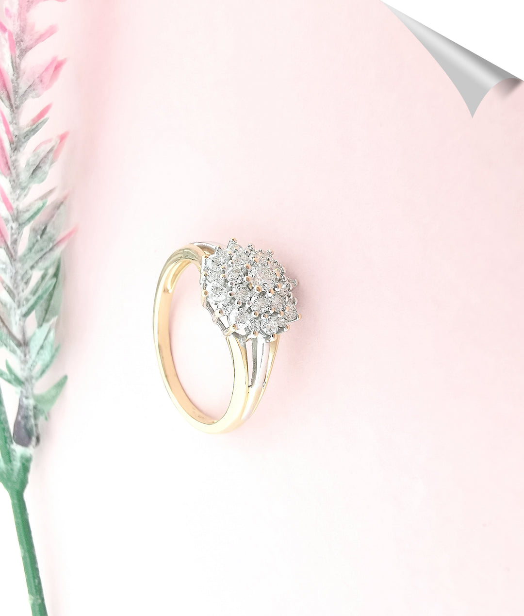 Bague Fleur / Diamants 0,66 ct / Or 18 K / 18 carats / (750°/°°)