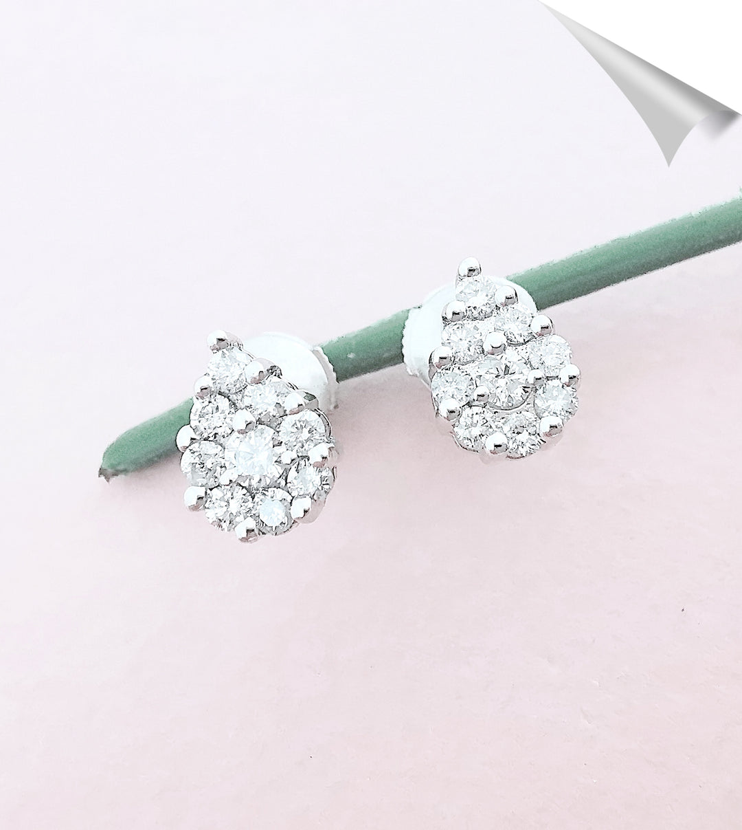 Boucles d'oreilles puces / Diamants 0,60 ct / Or Blanc 18 K / 18 carats / (750°/°°)