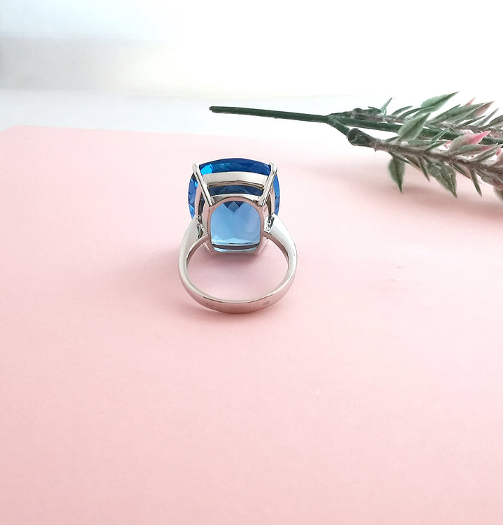 Bague / Topaze bleue / Or Blanc 18 K / (750°/°°) / 18 carats