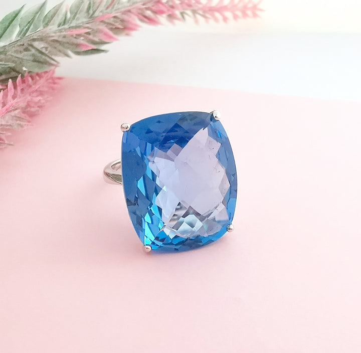 Bague / Topaze bleue / Or Blanc 18 K / (750°/°°) / 18 carats