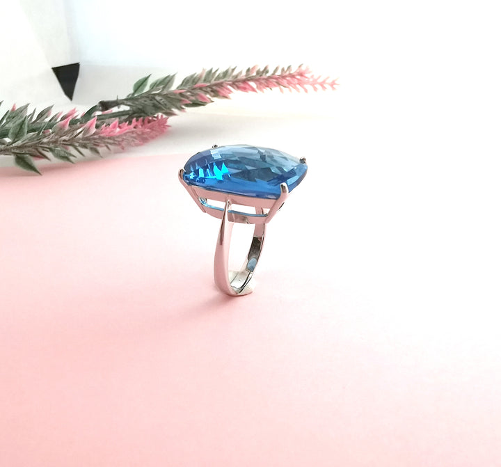 Bague / Topaze bleue / Or Blanc 18 K / (750°/°°) / 18 carats