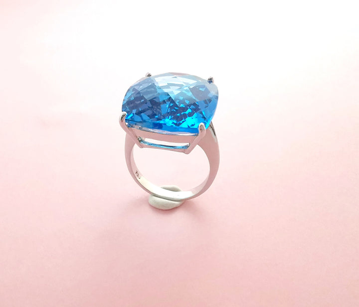 Bague / Topaze bleue / Or Blanc 18 K / (750°/°°) / 18 carats