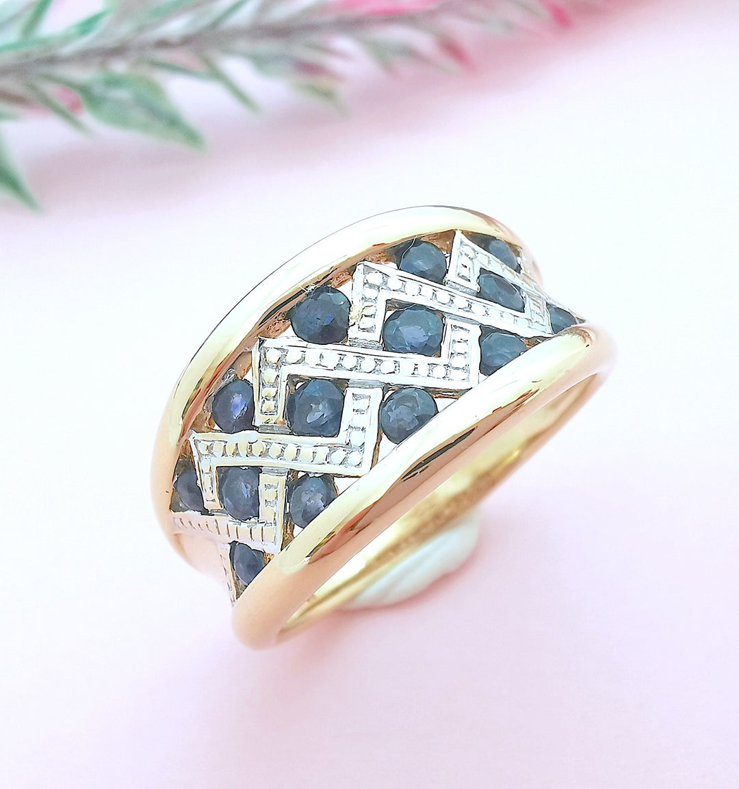 Bague Bandeau / Saphirs en Damier / Or 18 K / 18 carats / (750°/°°)