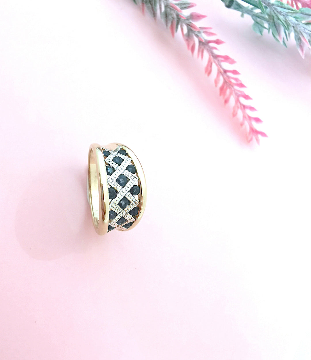 Bague Bandeau / Saphirs en Damier / Or 18 K / 18 carats / (750°/°°)