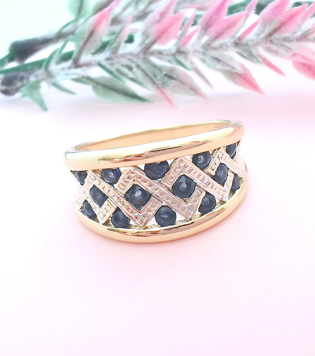 Bague Bandeau / Saphirs en Damier / Or 18 K / 18 carats / (750°/°°)