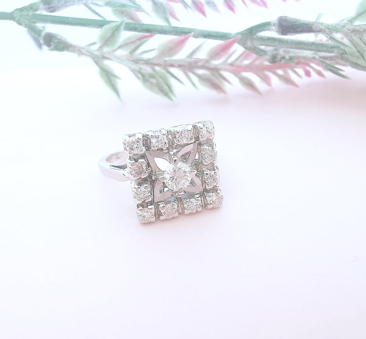 Bague Vintage carrée  / Diamants / Or gris 18 K / (750°/°°) / 18 carats