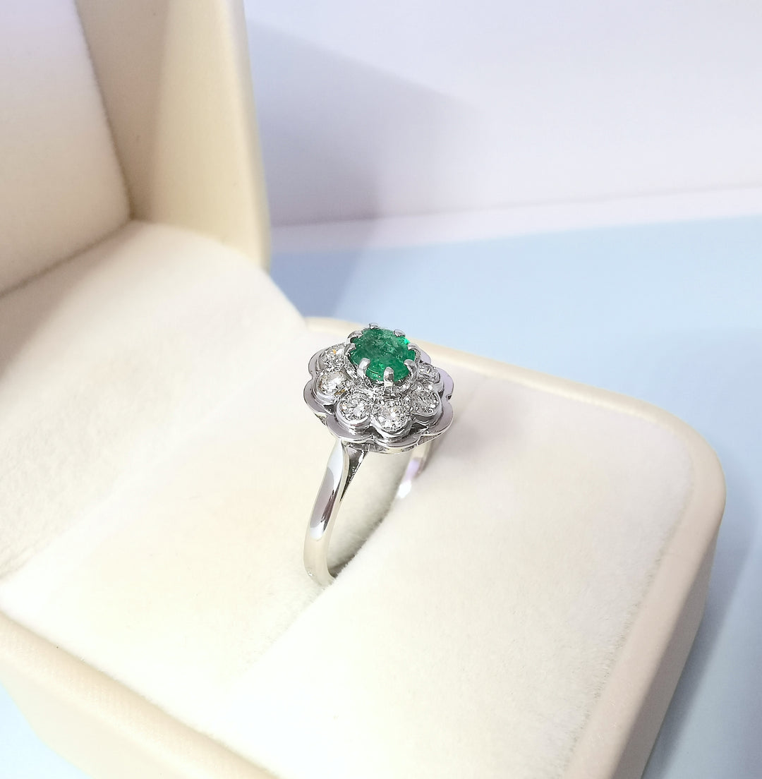 vue de profil en écrin Joaillerie de seconde main vintage émeraude diamants or et platine