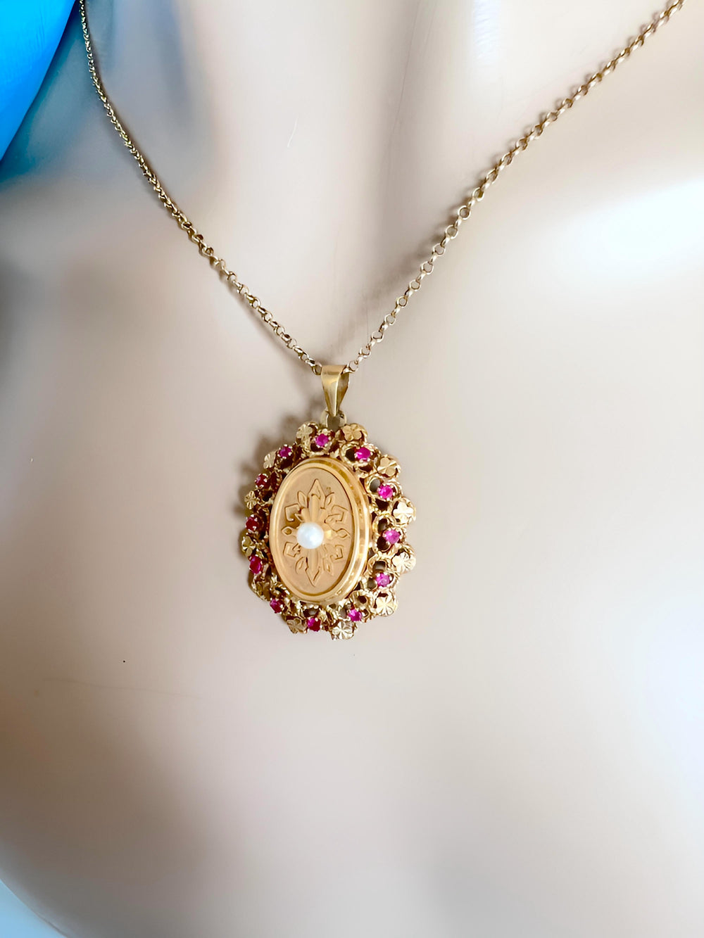 photo porté Médaillon ancien en or rose 18 carats – Joaillerie française certifiée