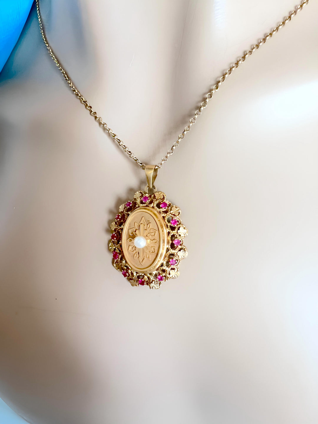 photo porté Médaillon ancien en or rose 18 carats – Joaillerie française certifiée