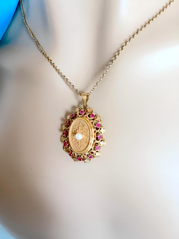 photo porté Médaillon ancien en or rose 18 carats – Joaillerie française certifiée