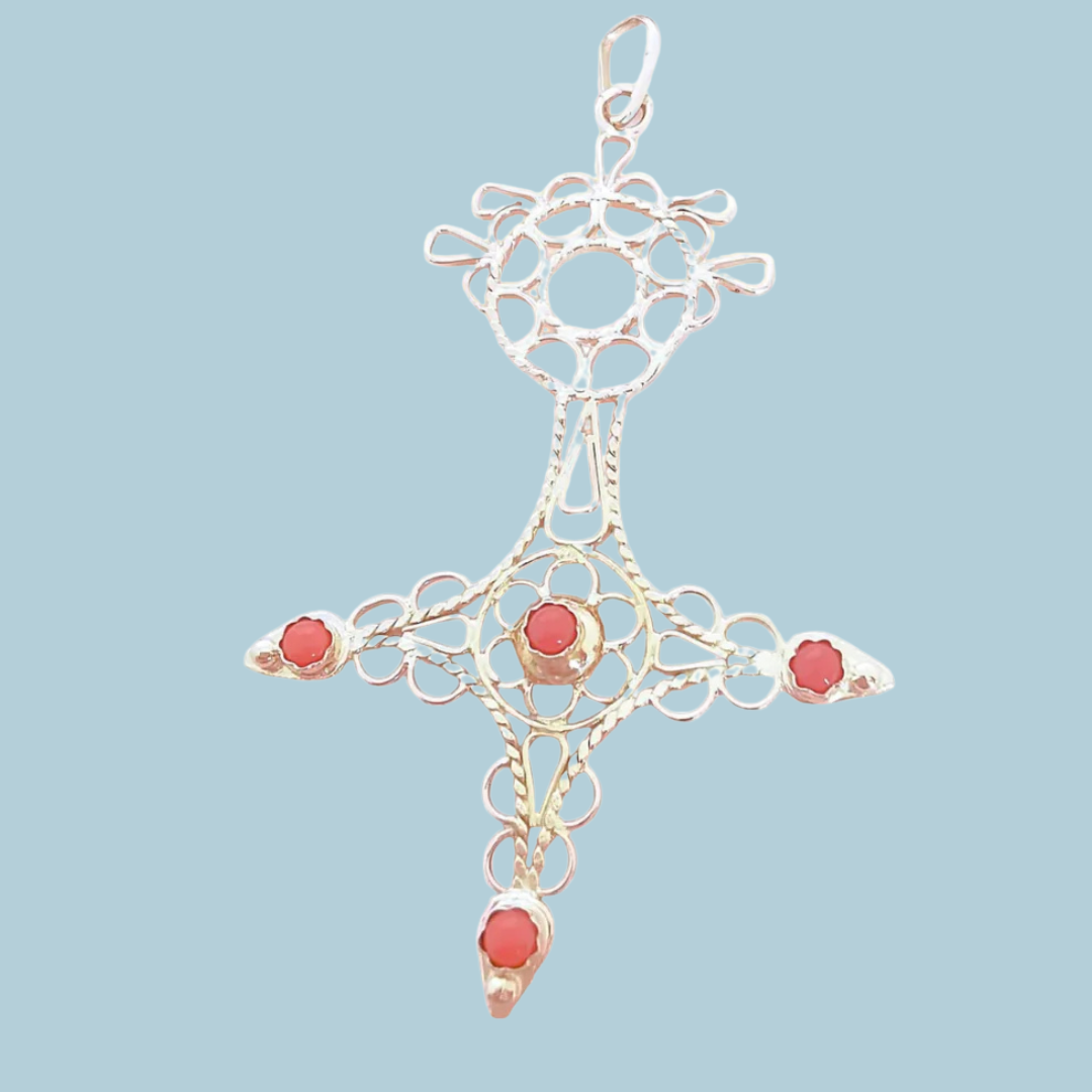 photo macro Pendentif Croix du Sud en Or Jaune 18K avec Cabochons de Corail