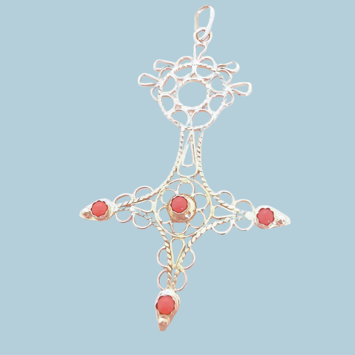 photo macro Pendentif Croix du Sud en Or Jaune 18K avec Cabochons de Corail