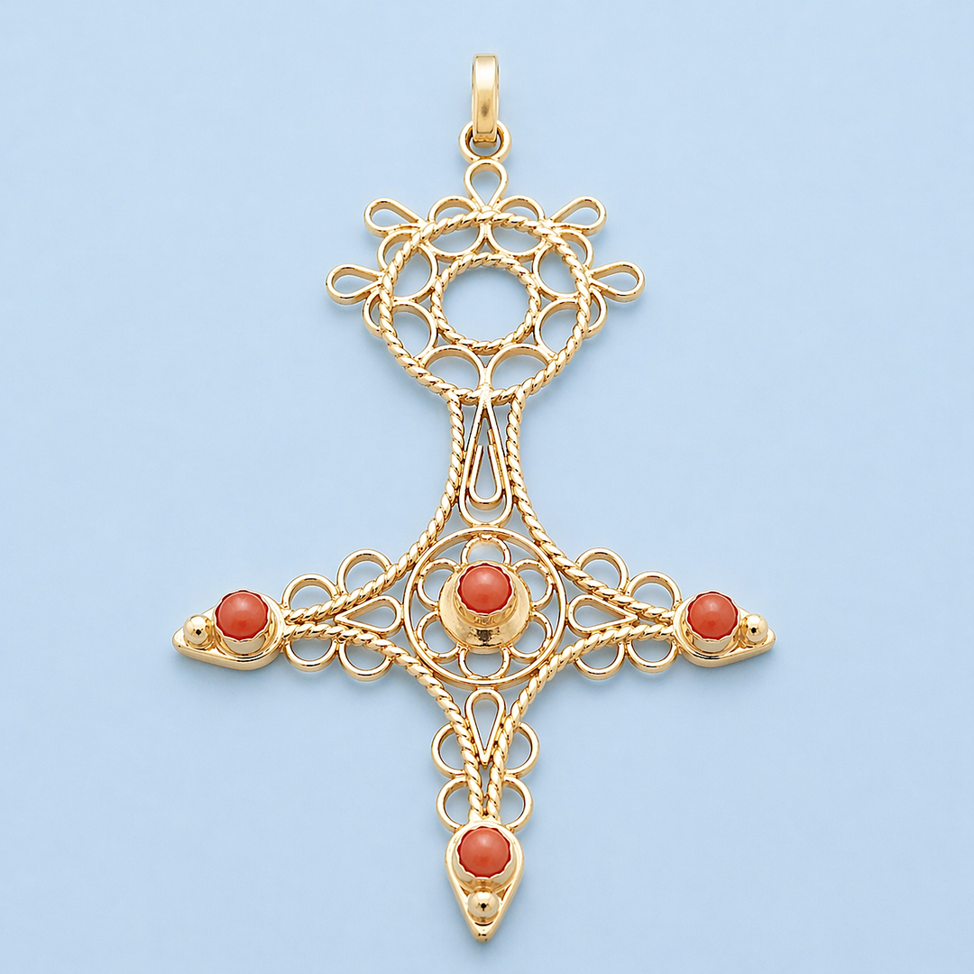 Pendentif Croix du Sud en Or Jaune 18 carats vue des détails en macro