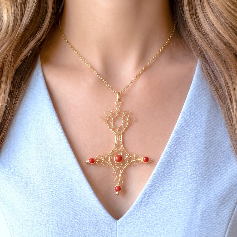 vue sur le cou Pendentif Croix du Sud en Or Jaune 18K 