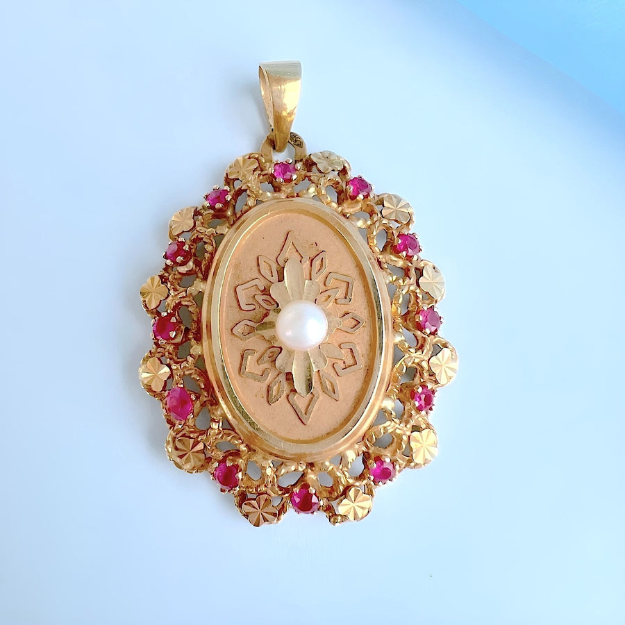 photo en macro Pendentif médaillon ancien or rose 18K avec perle et rubis – Bijoux d’exception
