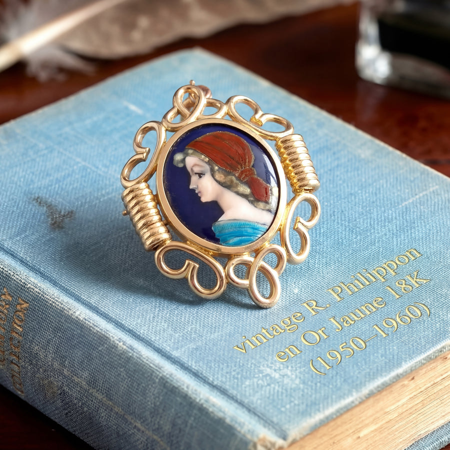 vue en  macro Pendentif vintage - Broche (1950–1960) Or Jaune 18K émail de Limoges signé R. Philippon