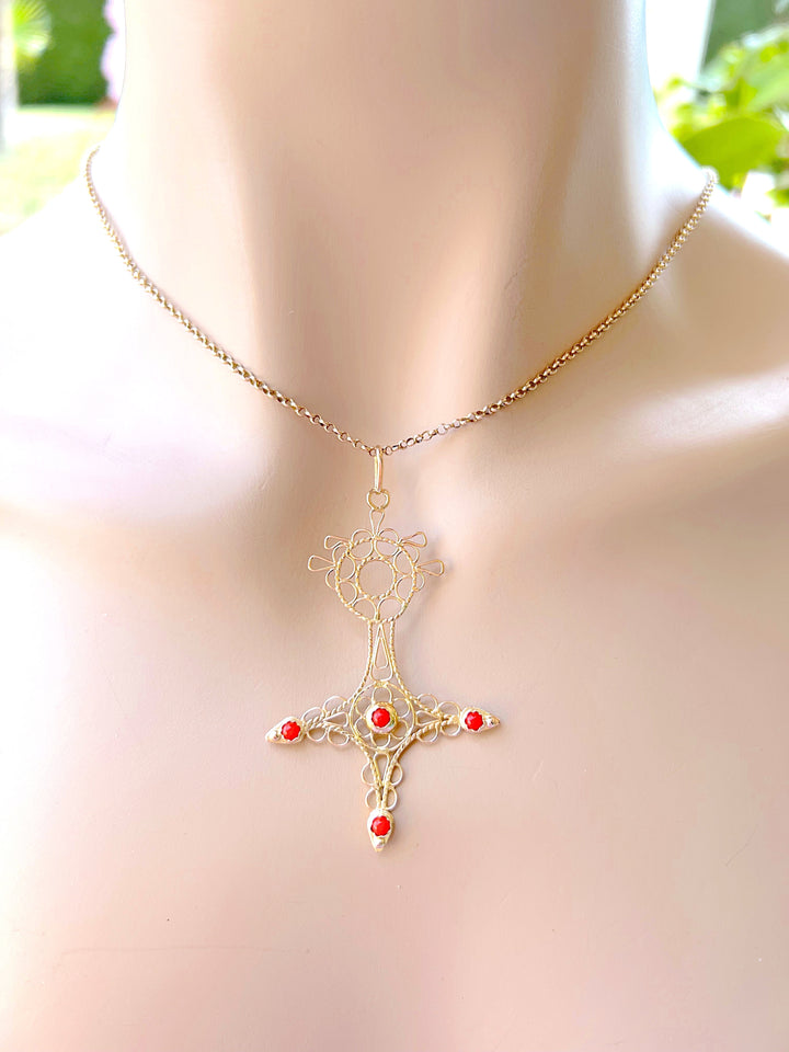 photo portée Pendentif vintage Croix du Sud en Or Jaune 18K avec Cabochons de Corail