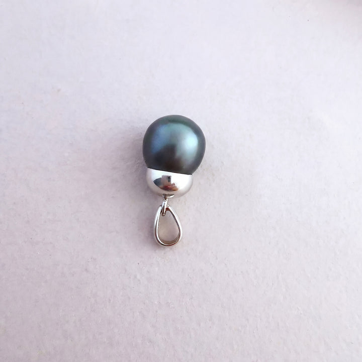 vue en macro Perle de Tahiti grise collier or 18K