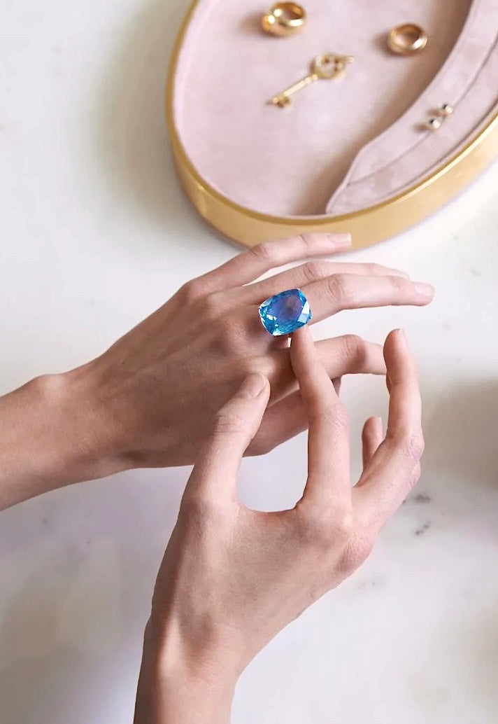 Bague / Topaze bleue / Or Blanc 18 K / (750°/°°) / 18 carats