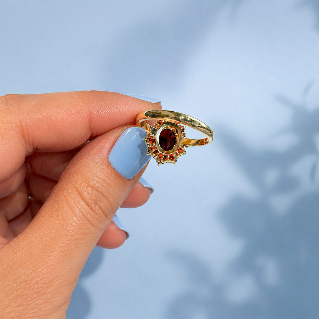 Bague motif marguerite en grenats et or jaune 750 pour femme