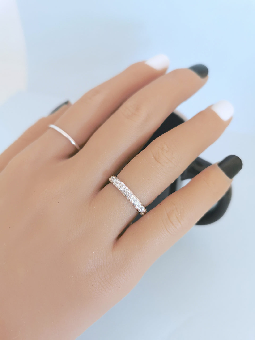 photo portée d'alliance vintage en platine