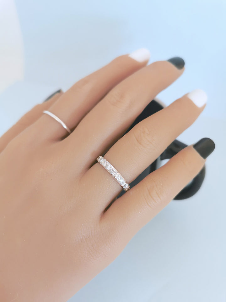 photo portée d'alliance vintage en platine