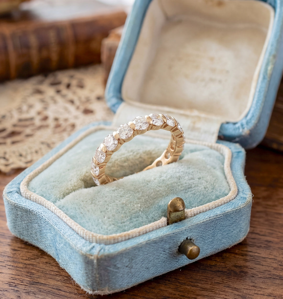 vue en écrin alliance US vintage serti chirol diamants or jaune 18K