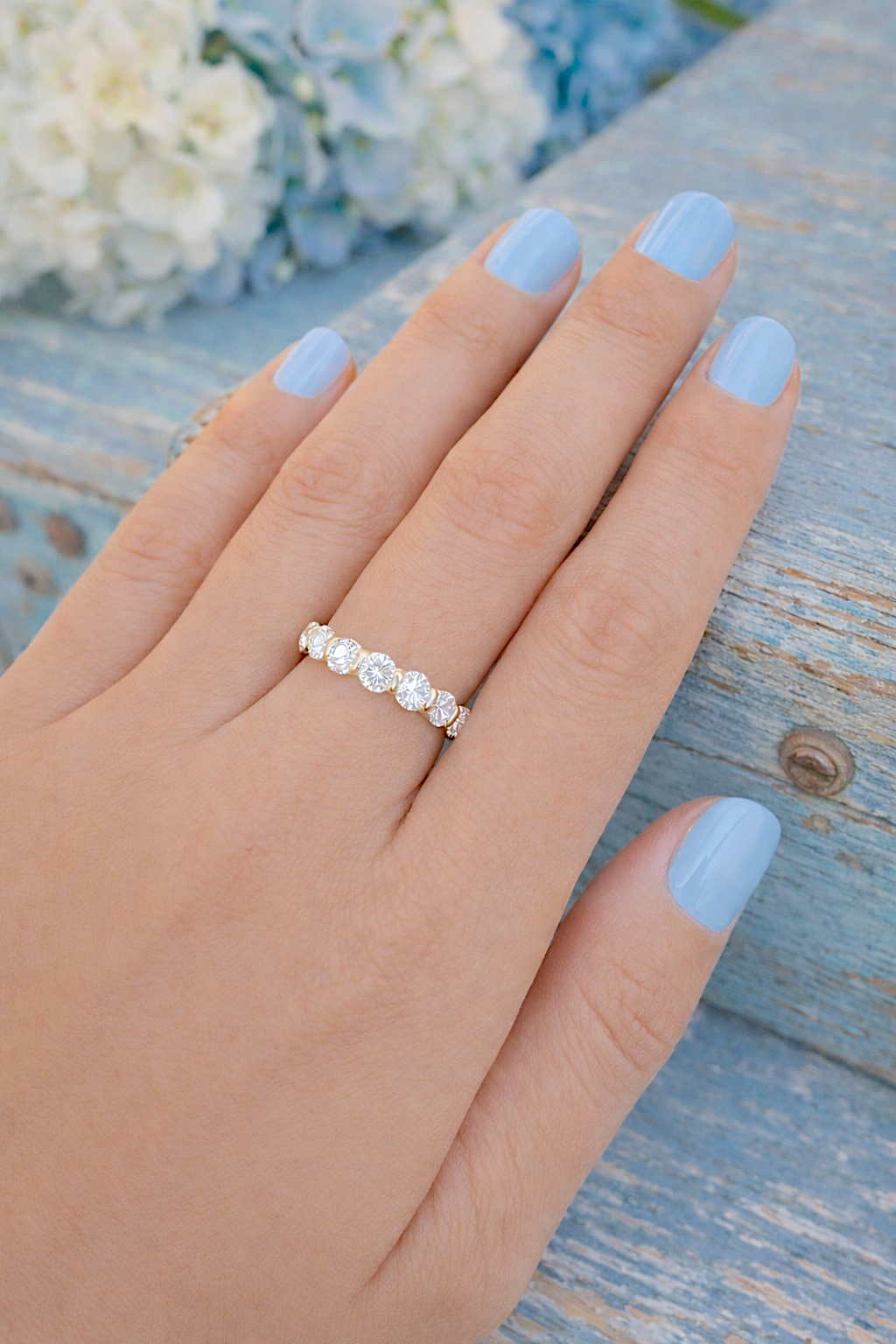 vue sue la main alliance us or jaune diamants