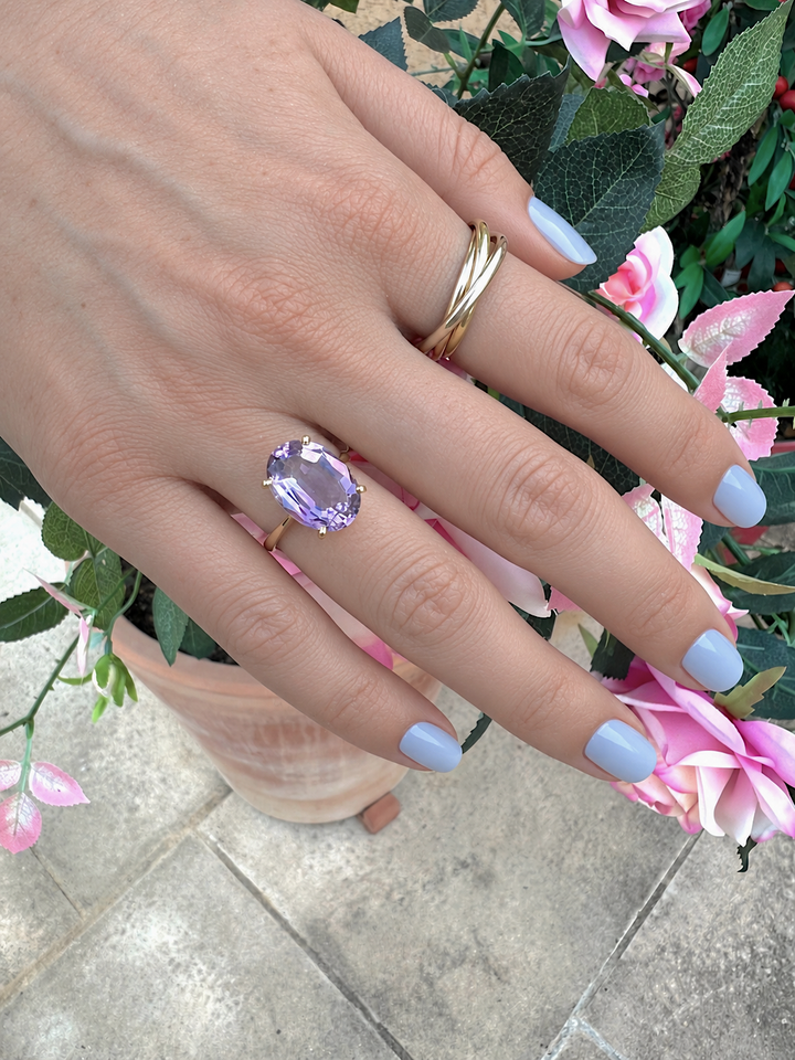 Bague améthyste ovale en or jaune 18 carats portée à la main, ongles bleu clair, bijou de luxe pour femme