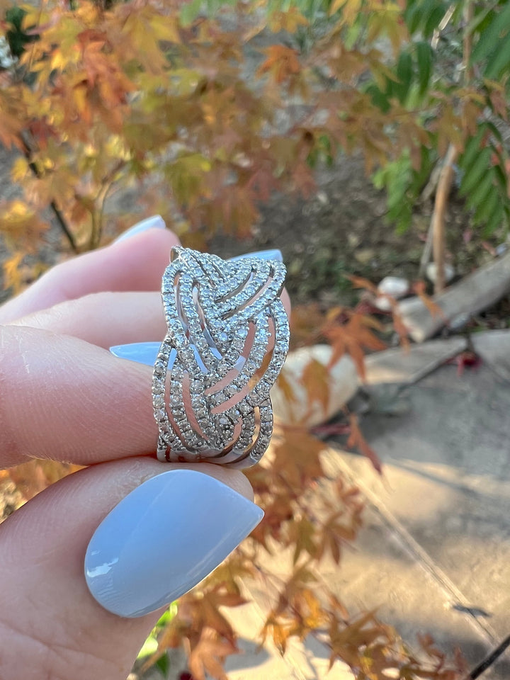 Gros plan sur le pavage de diamants d'une bague de luxe en or blanc 18 carats