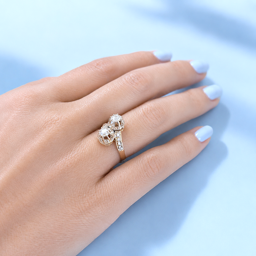 Bague toi et moi or jaune 18K diamants portée à la main