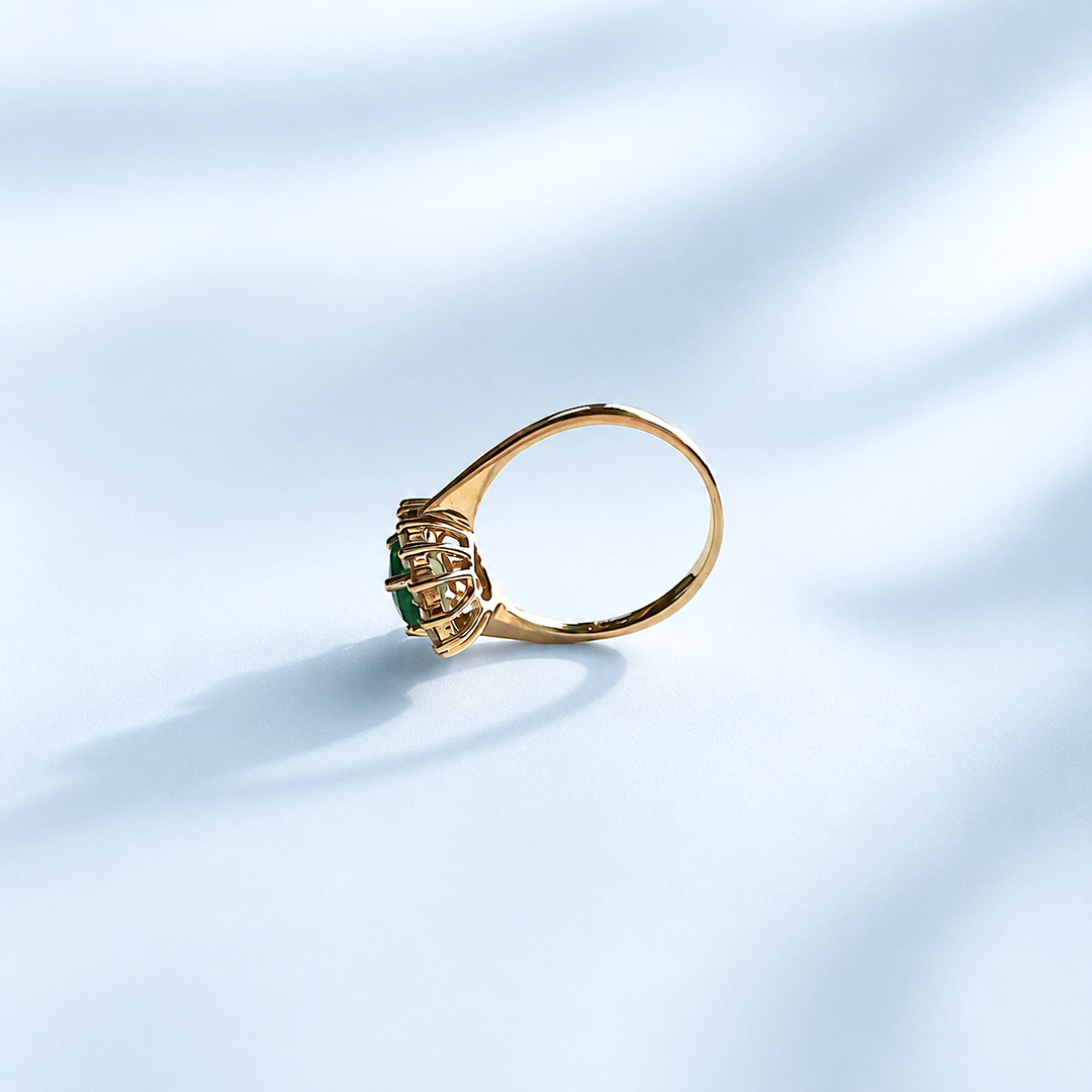 Bague émeraude marguerite en or jaune 18K portée, joaillerie française classique pour femme