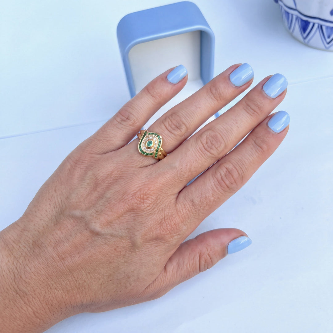 Bague émeraudes et diamants en or jaune 18K portée à la main, joaillerie de luxe de seconde main
