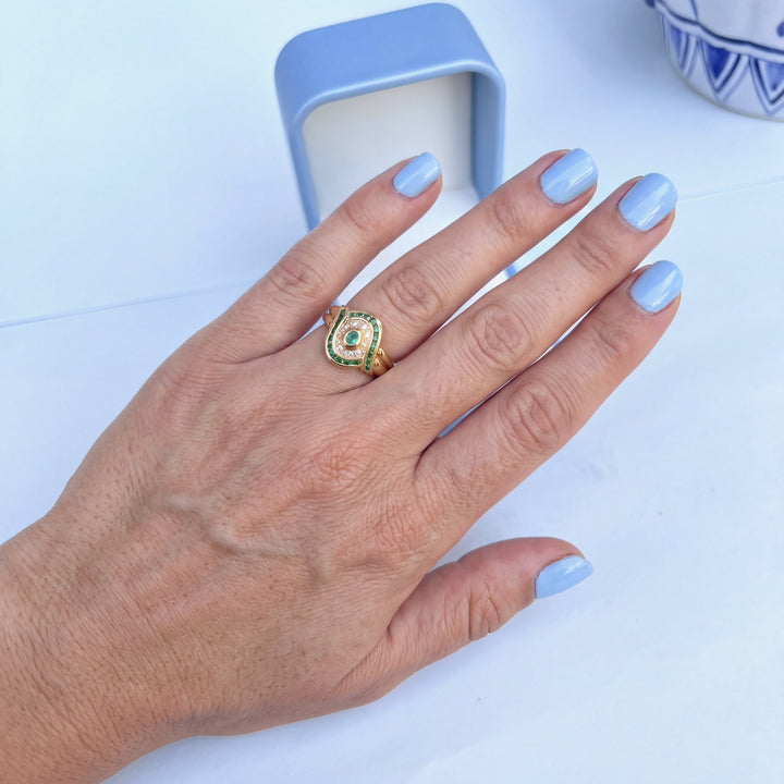 Bague émeraudes et diamants en or jaune 18K portée à la main, joaillerie de luxe de seconde main