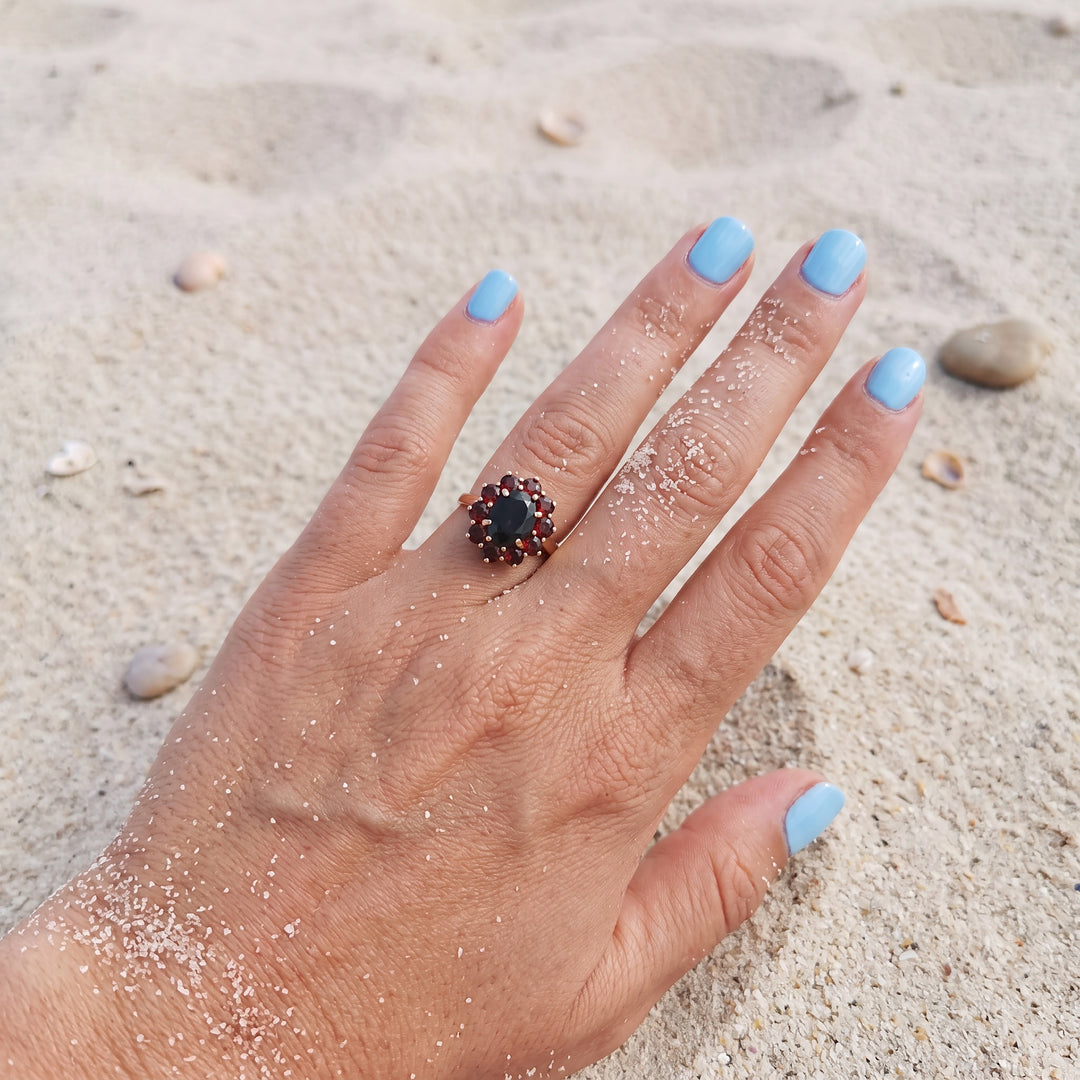 Bague femme grenat marguerite en or 18K d'occasion, joaillerie de seconde main