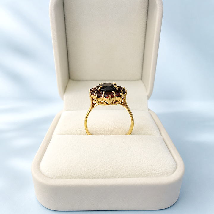 Bague femme en or 750 avec grenat rouge, motif marguerite