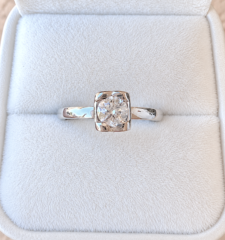 Bague de fiançailles Chopard Liés pour la Vie en platine 950 et diamant 0,31 ct, posée dans un écrin de velours blanc