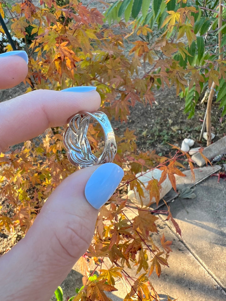 Bague joaillerie française diamants or blanc 18K, vue latérale de l'anneau ajouré