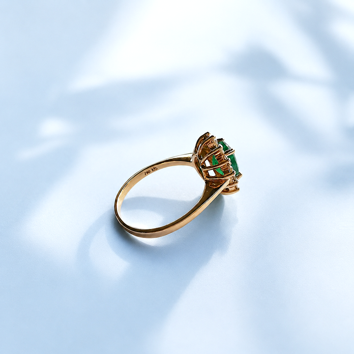 Bague de joaillerie de luxe d'occasion, monture marguerite émeraude et diamants, poinçon hibou