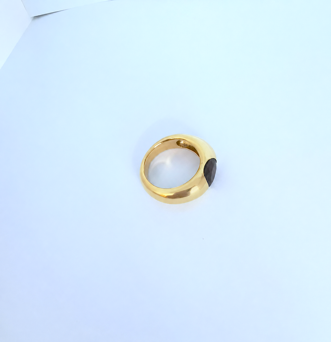 Bague jonc grenat or jaune 18K luxe sur fond bleu